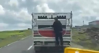 Kamyonete tutunarak kilometrelerce yol aldı
