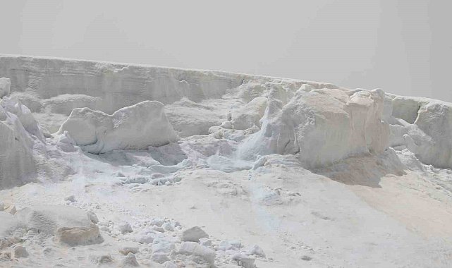 Kandilli Sıra Dağları'nın zirvesindeki kar kütleleri dron ile görüntülendi