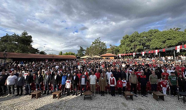 Karabük'te vatandaşlar milli maç heyecanını dev ekranda yaşadı