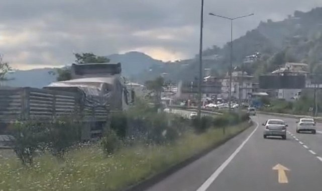 Karadeniz Sahil Yolunda ters yönde giden kamyon korkuttu