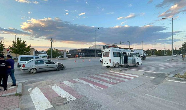 Karaman'da 2 kişinin yaralandığı kaza güvenlik kamerasına yansıdı