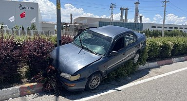 Karaman'da cipe arkadan çarpan otomobil refüje çıktı: 3 yaralı
