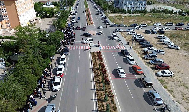 Karaman'da LGS heyecanı: Kimliğini unutan öğrencilerin yardımına polis ve veliler koştu