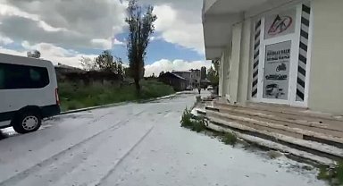 Kars'a dolu yağdı: Vatandaşlar kar temizler gibi kürek salladı
