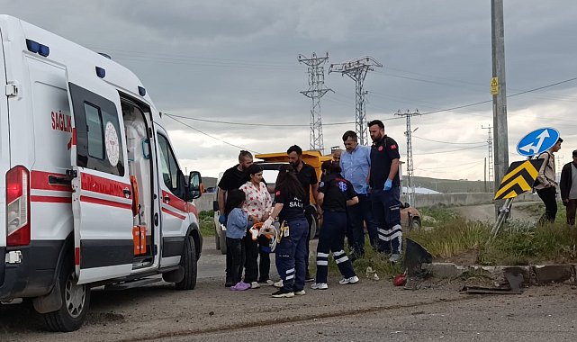 Kars'ta 2 araç çarpıştı: 3'ü çocuk 5 kişi yaralandı