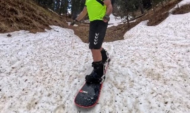 Kars'ta haziranda snowboard
