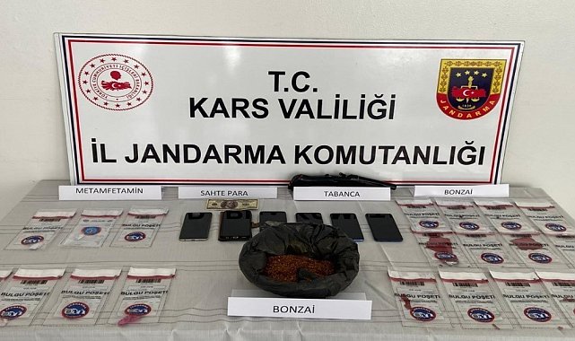 Kars'ta zehir tacirlerine darbe: 7 tutuklama, uyuşturucu ve sahte dolar ele geçirildi