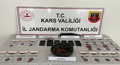 Kars'ta zehir tacirlerine darbe: 7 tutuklama, uyuşturucu ve sahte dolar ele geçirildi