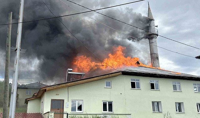 Kastamonu'da çıkan yangında cami kullanılamaz hale geldi