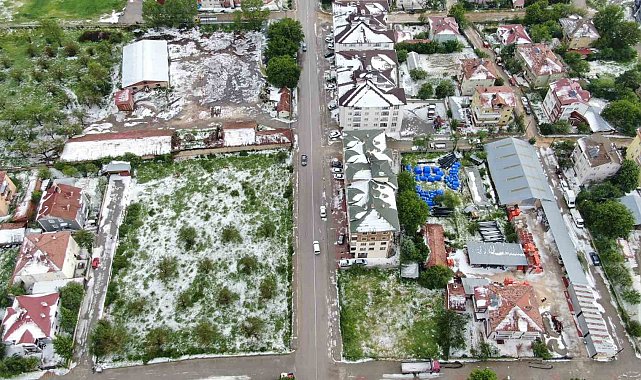 Kastamonu'da dolu yağışı hayatı felç etti: İlçe beyaza büründü, ev ve iş yerlerini su bastı