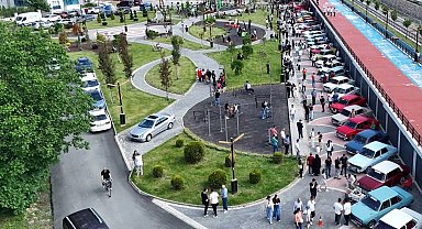 Kastamonu'da geçmişe yolculuk: Klasik otomobillere vatandaşlardan yoğun ilgi