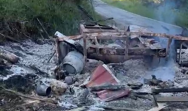 Kastamonu'da park halindeki karavan ile iş makinesi yandı