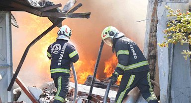 Kauçuk fabrikasını saran alevlere müdahale sürüyor