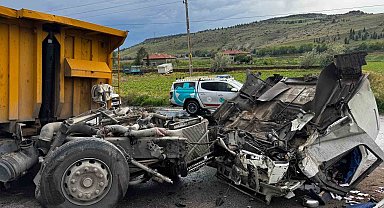 Kayseri'de hafriyat kamyonu ile lokomotif çarpıştı: 2 yaralı