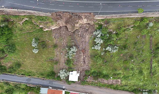 Kayseri'de istinat duvarı çöktü, bir ev zarar gördü