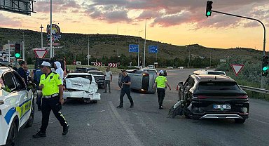 Kayseri'de otomobil trafik ışıklarında bekleyen 4 araca çarptı: 4 yaralı