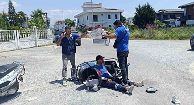 Kaza yapan mesai arkadaşlarını güneşten korumaya çalıştılar
