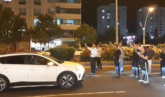 Kazada kaybettikleri yakınları için yolu kısa süreliğine ulaşıma kapattılar