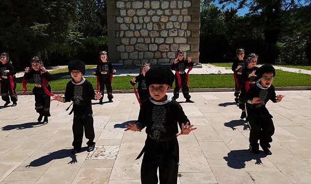 Kazak Türklerinin geleneksel yöresel kıyafetleri ile ünlü 'Kartal Dansı'nı sahnelediler