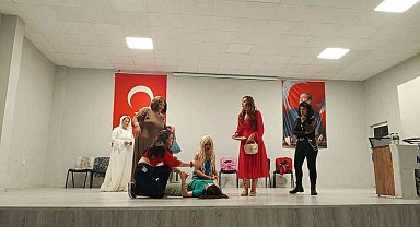 Kepsutlu kadınların oynadığı tiyatro oyunu ilgi gördü