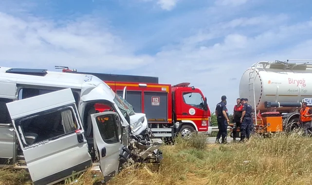 Keşan-Gelibolu yolunda kaza... Tıra çarpan minibüste 16 kişi yaralandı
