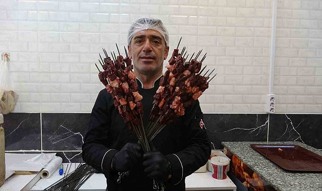 Kilis'te "Dumanı Gör Gel" sloganıyla tanınan ciğerci ustası lezzetin sırrını anlattı