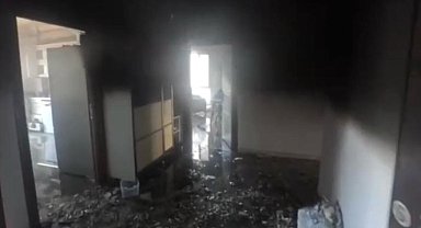 Klimadan çıkan kıvılcım evi küle çevirmişti: Yanan ev ve söndürme çalışmaları kamerada