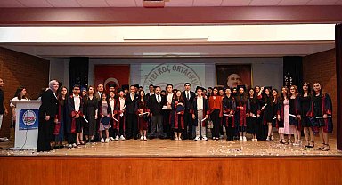 Koç ilköğretim mezunları kep attı