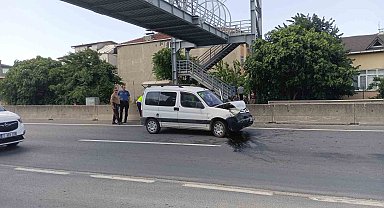 Kocaeli'de hafif ticari araç otomobile çarptı: 2 yaralı