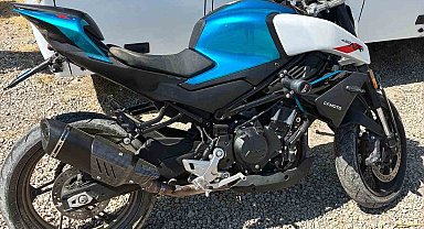 Kocaeli'de "dur" ihtarına uymayan motosikletli polise çarptı