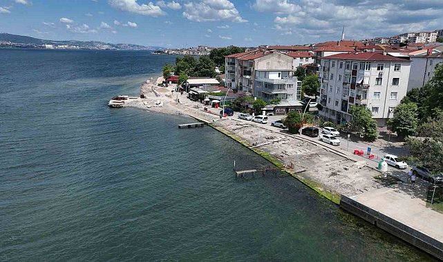 Kocaeli'nin gözde sahili Değirmendere'de dalgakıran ve yeni yol mesaisi