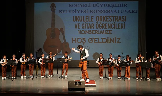 Kocaeli'de konservatuvar öğrencileri hem çaldı hem oynadı