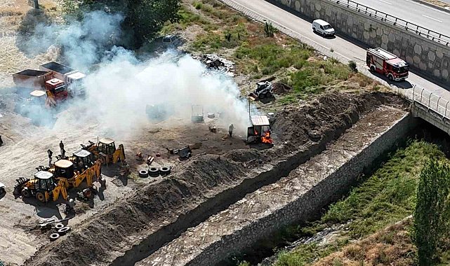 Konteynerdeki ani patlama zabıta ekiplerinin ve vatandaşların büyük tehlike atlatmasına neden oldu