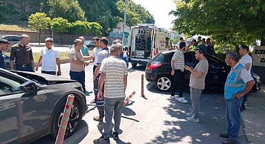 Kontrolden çıkan araç 3 otomobile çarpıp cami bahçesine girdi