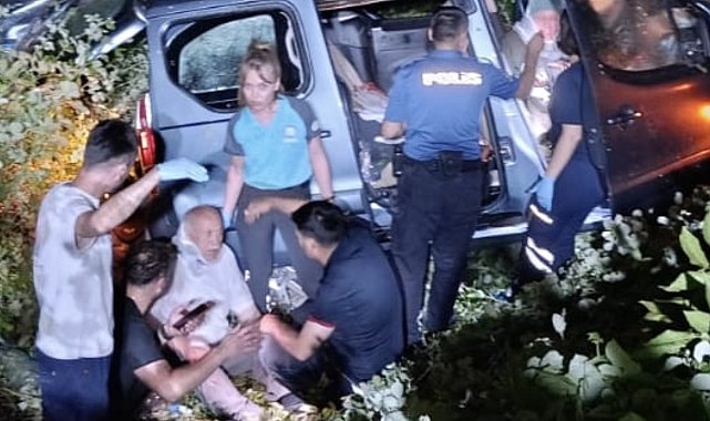 Kontrolden çıkan araç şarampole yuvarlandı: 2 yaralı