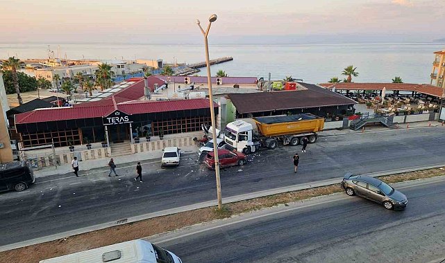 Kontrolden çıkan kamyon, park halindeki araçları biçti
