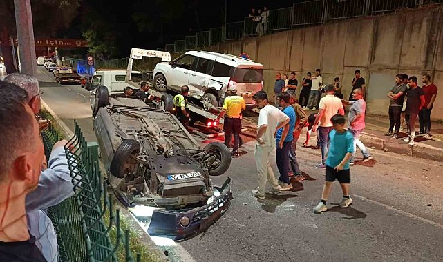 Kontrolden çıkan otomobil park halindeki araçlara çarpıp takla attı: 2 yaralı