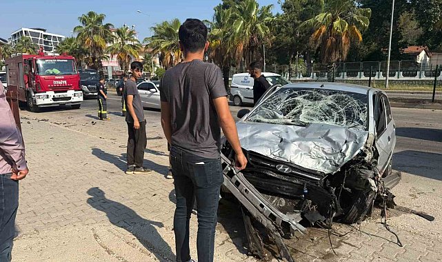 Kontrolden çıkan otomobil refüjdeki bariyerlere çarptı: 1 yaralı