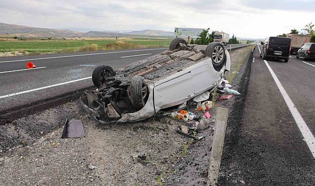 Kontrolden çıkan otomobil takla attı: 2'si bebek 4 yaralı
