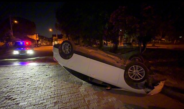 Kontrolden çıkan otomobil ters döndü