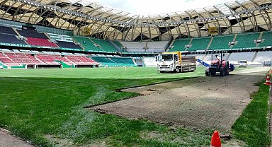 Konya Büyükşehir Stadyumu'nun zemininde renovasyon çalışması başlatıldı