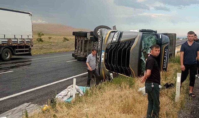 Konya'da devrilen tırın sürücüsü yaralandı