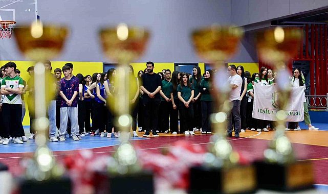 Körfez'de liseler arası voleybol turnuvasının şampiyonları kupalarını aldı