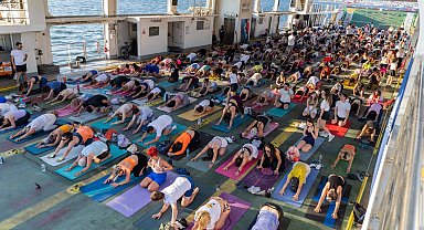 Körfez'in mavisinde 400 kişilik yoga buluşması