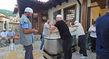 Kosova'da Osmanlı mirası tekkede aşure kazanları kaynatıldı