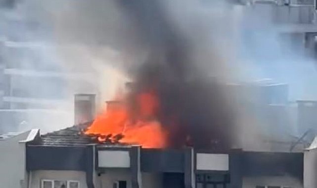 Küçükçekmece'de 11 katlı binanın çatısında çıkan yangında can pazarı yaşandı