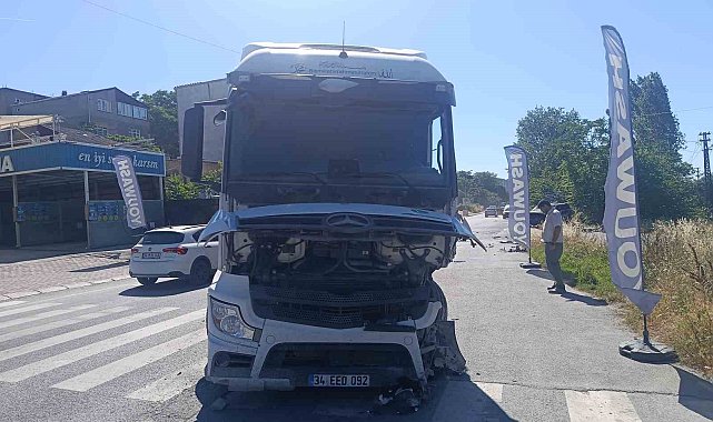 Küçükçekmece'de hafif ticari araç ile tır çarpıştı: 1 ağır yaralı