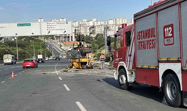 Küçükçekmece'de iş makinesini taşıyan çekici devrildi, sürücü hayatını kaybetti