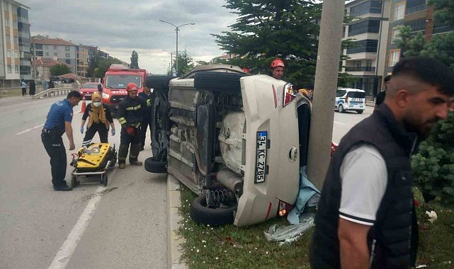 Kulu'da otomobil refüje çıkarak yan yattı: 1 yaralı