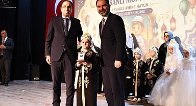 Kur'an kursunu başlarına taç takarak tamamladılar